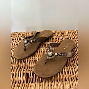 NWOB AEROSOLES Brown Embellished Size 7 Flip Flops Sandals
